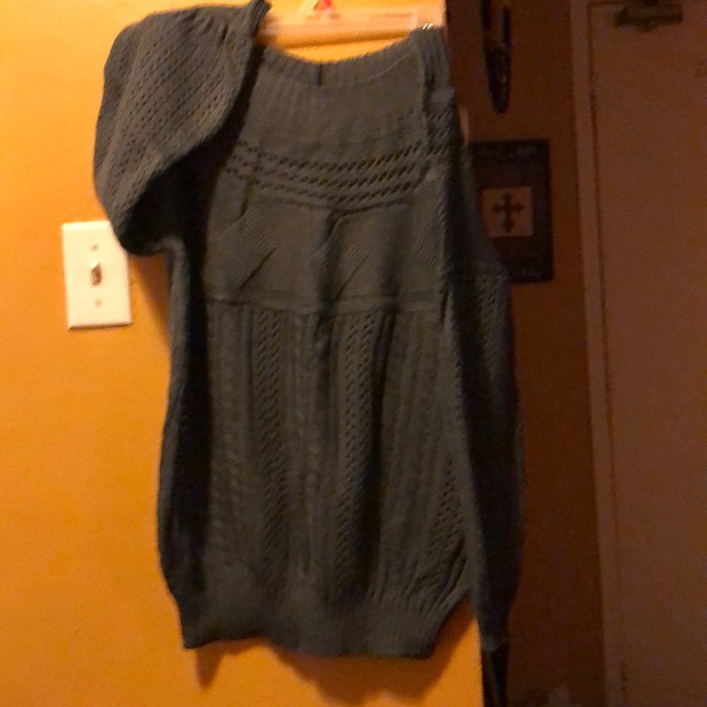 Soft off shoulder style sweater/NEVER WORN